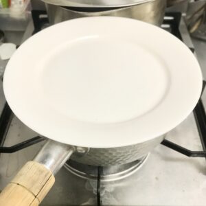 ②茶葉を加えて蓋をし中火で1分煮出す。その後、火を消して1分抽出タイム。