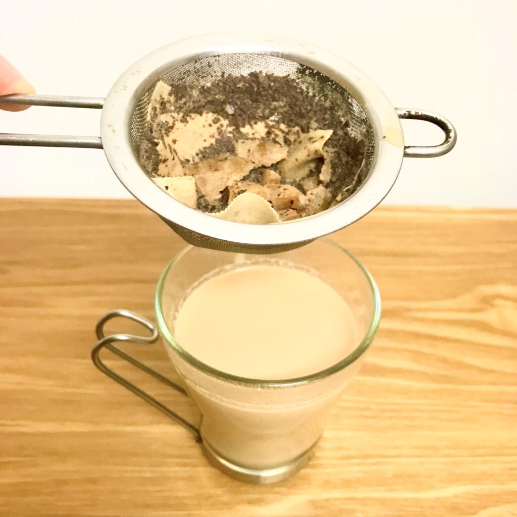 ⑤茶漉しでこしながら、チャイをカップに注ぐ